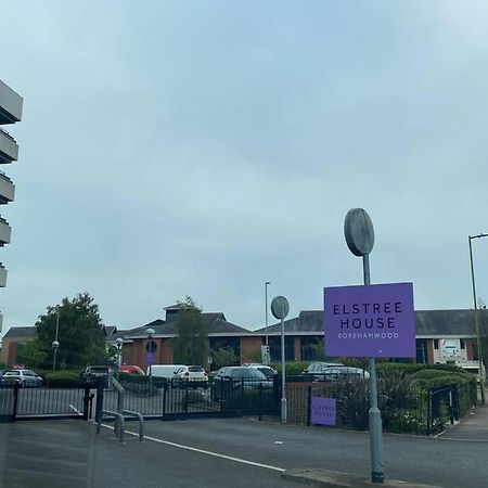 Luxury 1 Bedroom Apartment With Netflix & Parking Borehamwood Exterior photo