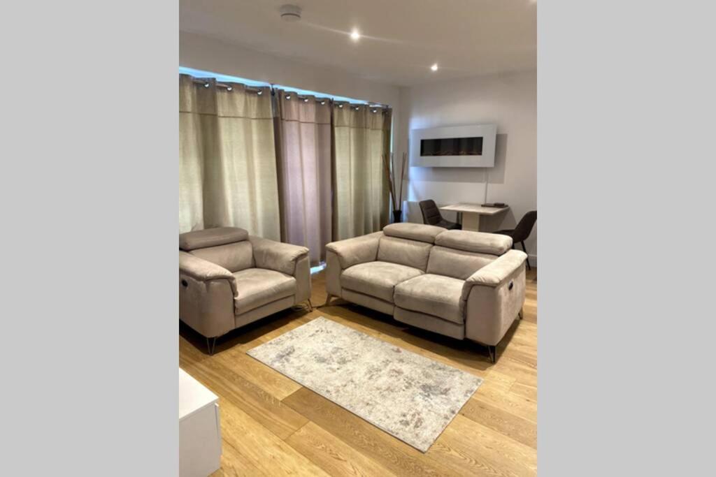 Luxury 1 Bedroom Apartment With Netflix & Parking Borehamwood Exterior photo