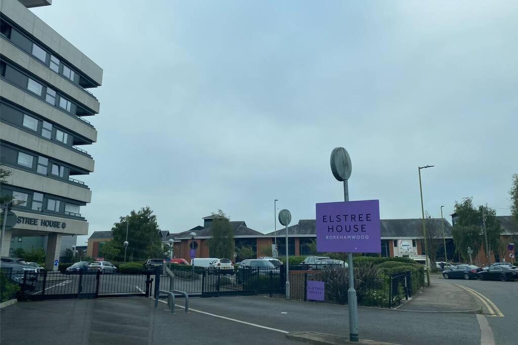 Luxury 1 Bedroom Apartment With Netflix & Parking Borehamwood Exterior photo